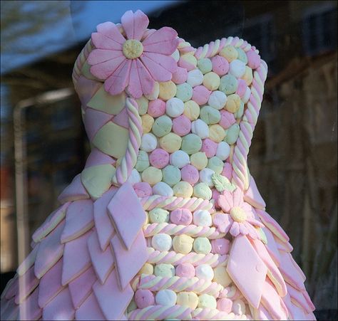 Marshmallow Wedding Dress | Flickr - Photo Sharing!  Beautiful, but really who would were this dress? It wouldn't last long!!!!!!!!! Marshmallow Outfit, A Dress Drawing, Marshmallow Wedding, Diy Anniversaire, 70s Celebrities, Textiles Inspiration, Colored Wedding Gowns, Crazy Food, Unusual Dresses