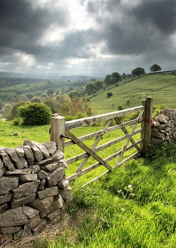 British Farm, Moody Clouds, Midlands England, Beautiful Countryside, Peaceful Place, British Countryside, Peak District, England And Scotland, England Uk