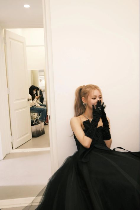 Rosé Blackpink Black, Rosé Aesthetic Blackpink, Korea Actress, Rosé Blackpink Aesthetic, Rose Icon, Jairzinho, Rose Dress, Rosé Blackpink, How To Pose