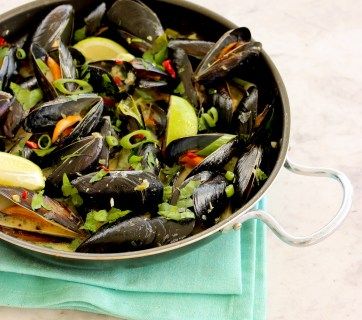 how to make homemade easy thai green curry - thepetitecook.com Green Curry Mussels, Authentic Thai Green Curry, Easy Thai Green Curry, Curry Mussels, Mussels Recipe, Thai Green Curry, Green Curry Paste, Green Curry, Fish Dishes