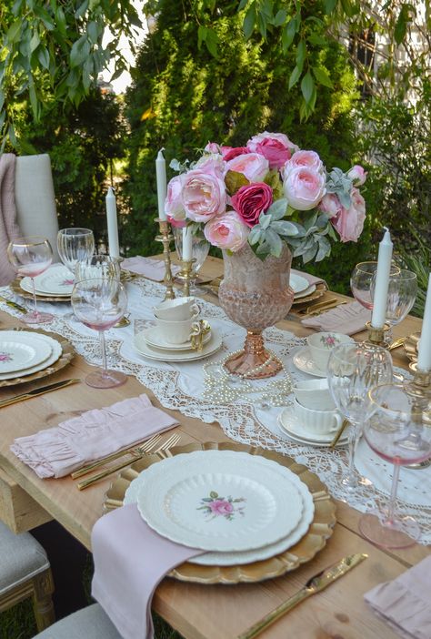 Tips for Setting a Vintage Style Tablescape Tea Party Tablescape Vintage, Simple Tea Party, Chic Table Settings, Vintage High Tea, Traditional Table Setting, Table Rose, Tea Party Table, Romantic Table, Spring Tablescapes