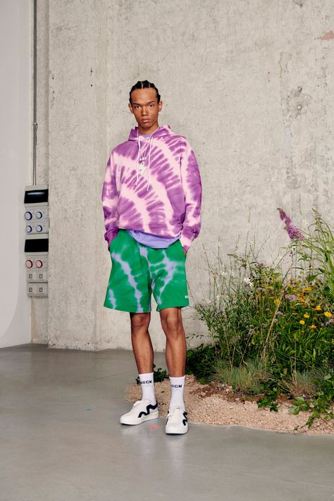 MSGM Spring 2021 Menswear Collection - Vogue Tie Dye Runway, Runway Trends, Vogue Russia, Tie Dye Shorts, Mens Fashion Trends, Vogue Paris, Primavera Estate, Batik, Men's Fashion