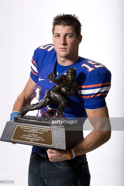 Quarterback Tim Tebow of the University of Florida poses with the Heisman Trophy. Tebow was named the 73rd Heisman Trophy Winner on December 8, 2007 in New York City. Heisman Pose, Tim Tebow Haircut, Heisman Trophy Winners, Florida Gators Football, Gators Football, Heisman Trophy, Tim Tebow, University Of Florida, Nfl Players