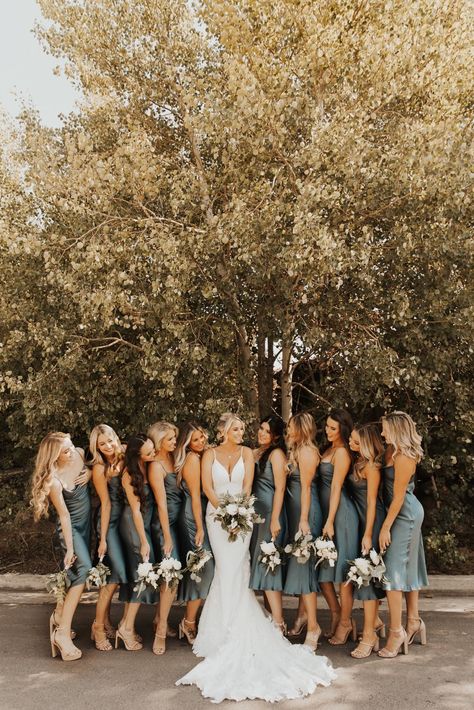 Dusty Blue Wedding Party, Romantic Modern Wedding, Dark Tropical, Groom And Groomsmen Suits, Bridesmaid Pictures, Bridesmaid Photoshoot, Wedding Portrait Poses, Wedding Picture Poses, Bridesmaids Photos