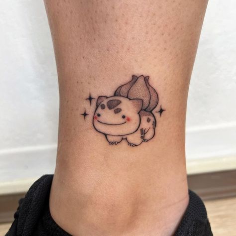 𝕊𝕙𝕖𝕝𝕓𝕪 ✿ on Instagram: “ditto-saur ~bulbasaur~ 1/3 matching ditto” Mini Pokemon Tattoo, Ditto Tattoo Pokemon, Matching Tattoos Pokemon, Bulbasaur Tattoo Black And White, Tiny Pokemon Tattoo, Flash Tattoo Designs Ideas, Oddish Tattoo, Ditto Bulbasaur, Slowpoke Tattoo