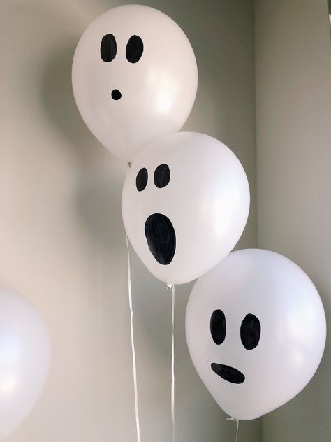 Easy Halloween Outside Decorations, Halloween Decor For Small Spaces, Halloween Party Easy Decorations, Halloween Decorations Ideas For Kids, Simple Haloween Decoracion, Halloween Ballons Deco, Halloween Party Decor Easy, Ghost Halloween Party Ideas, Poke A Ghost