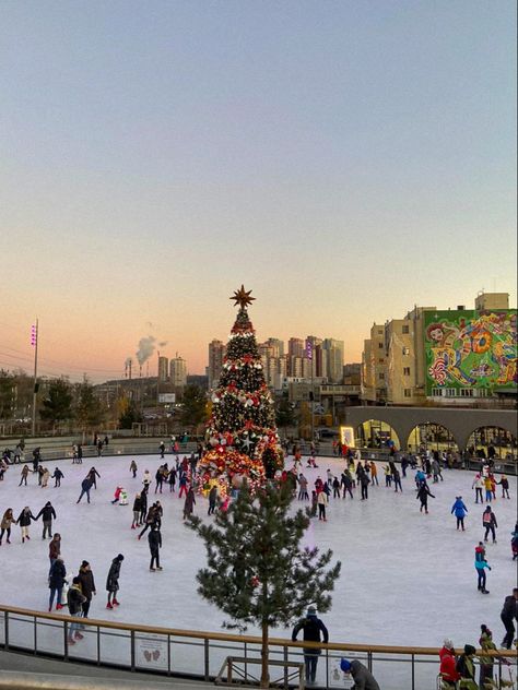 Christmas Ice Skating Aesthetic, Ukraine Christmas, Moments Aesthetic, Christmas Ice Skating, Winter Skating, Christmas Nyc, Christmas Skating, Christmas Ice Skates, Christmas Dreaming