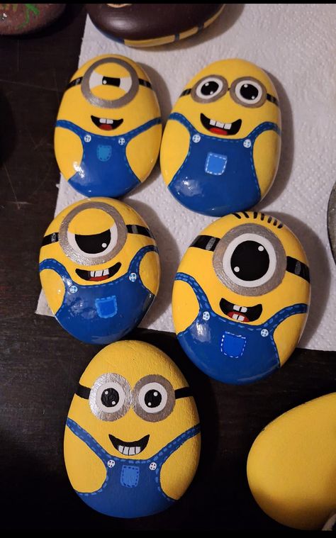 Minion Painting Easy, Back To School Painted Rocks, Minion Rock Painting, Minion Painting, Minion Rock, Minion Drawing, Cute Images For Wallpaper, Succulent Garden Design, Diy Rock Art