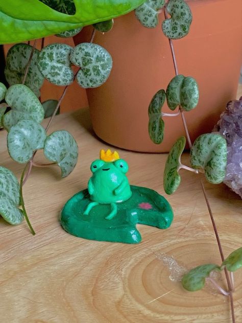 Clay frog sitting on lilypad with crown on its head Frog With Strawberry Hat, Frog With Strawberry, Clay Lighter Case, Clay Lighter, Frog Candle, Clay Trays, Clay Frog, Strawberry Hat, Clay Idea