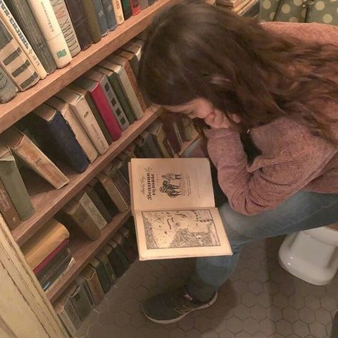 Girl Cool, Lockwood And Co, Girl Reading, Dream Lifestyle, Girl Guides, Autumn Aesthetic, Book Girl, Study Motivation, Book Aesthetic