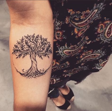 Don’t know who’s tattoo this is, I just saw it on Twitter. But I absolutely love this Tree of Life Tree Tattoo Arm, Family Tree Tattoo, Tree Tattoo Designs, Inspiration Tattoos, Tree Of Life Tattoo, Family Tattoos, Tattoo Life, 문신 디자인, Nature Tattoos