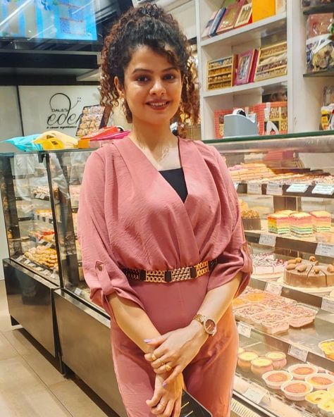 Palak Muchhal was spotted at #DalesEdenCakeShop purchasing her favorite sweet treats. It is such a pleasure to serve such an amazing personality like her. Do visit us again soon! Order Online Now at https://linktr.ee/daleseden Delivery Partners 🛵 Zomato Swiggy #cake #singer Palak Muchhal, Order Online, Sweet Treats, Cake