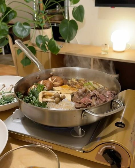 @cabagges.world on Instagram: "Sukiyaki night at home! with wagyu beef, negi, shirataki noodles, tofu, shiitake and shimeji mushrooms, and chrysanthemum leaves 🍲 #sukiyaki #dinner #japanesecooking" Sukiyaki Aesthetic, Chrysanthemum Leaves, Dr Food, Shirataki Noodles, Night At Home, Wagyu Beef, Cabbages, Japanese Cooking, Apartment Life