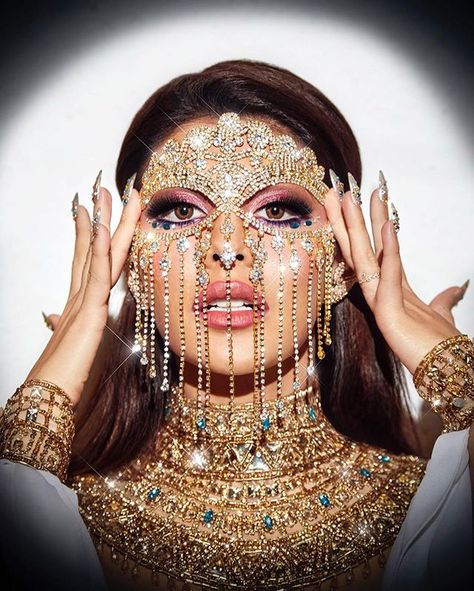 Jacqueline Fernandez on Instagram: “Arabian nights Dabangg Dubai vlog coming up!!🌟#dabanggtourdubai @shaanmu @chandiniw @falgunishanepeacockindia @pause_world” Face Rhinestones, Rhinestone Face Mask, Diamond Hair, Face Jewellery, Mask Masquerade, Silver Party, Mask Fashion, Masks Masquerade, Masquerade Mask