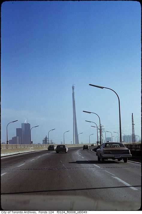 A 1970s Toronto photo extravaganza Vintage Cameras Art, Toronto Images, History Pics, Vintage Toronto, Vintage Construction, Canada History, Old Toronto, Toronto Photos, Toronto Skyline