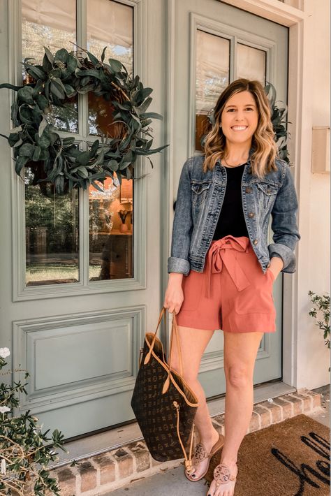 Rust Colored Shorts Outfit, Rust Shorts Outfits Summer, Size 12 Summer Outfits Casual, High Shorts Outfit, Feminine Shorts Outfit, How To Style High Waisted Shorts, Summer Work Outfits Shorts, Rust Shorts Outfits, Shorts Outfit With Blazer