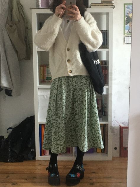 Art Director Outfit To Work, Colourful Academia Outfit, Grandma Fits Aesthetic, Granny Core Outfits, Grandma Core Outfit, Core Outfits, Chinese Fashion Street, Grandma Fashion, Swedish Fashion