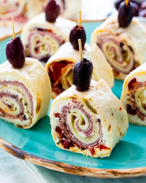 mardi gras foods recipes muffuletta pinwheels Muffaletta Pinwheels, Pinwheels Appetizers, Pinwheels Recipe, Pinwheel Recipes, Olive Relish, Easy Appetizers, Think Food, Finger Food Appetizers, Great Appetizers