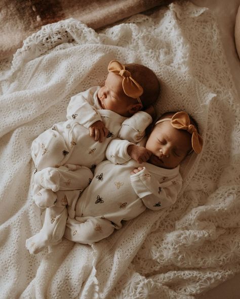 Twins Astethic, Twin Babies Aesthetic, Twin Girls Aesthetic, Twin Babies Pictures, Twins Aesthetic, Twin Ideas, Twins Girl, Twin Baby Photos, Twin Newborn