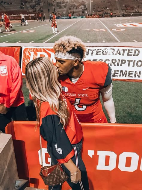 College Football Couples, Athlete Couples, Football Couple Pictures, Football Relationship Goals, Athletic Couples, Couples Football, Cute Couples Football, Football Couple, Football Relationship