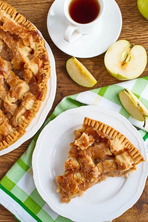 Old favorites and traditional bakes – take your pick from our timeless collection | cook.me #cakerecipes #cake #bakery #coffeecake #applepie Cake Recipes Apple, Easy Fruit Pie, Grandma Ople, Beef Pie Recipe, Healthy Pie Recipes, Cupcake Recipes For Kids, Cake Recipes For Beginners, Meat Pie Recipe, Savory Pies Recipes