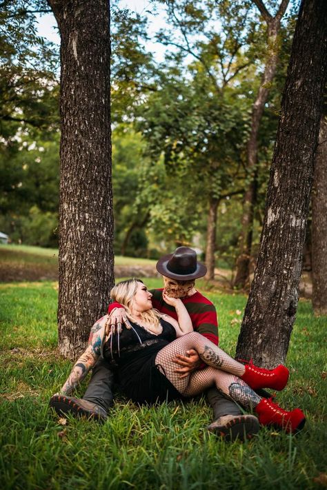 Friday The 13th Photoshoot Ideas, Couples Photoshoot Halloween, Freddy Krueger Photoshoot, Horror Photoshoot Ideas For Couples, Ghostface Couple Photoshoot, Spooky Bodiour Couple, Horror Couple Photoshoot, Halloween Engagement Pictures, Couples Halloween Photoshoot