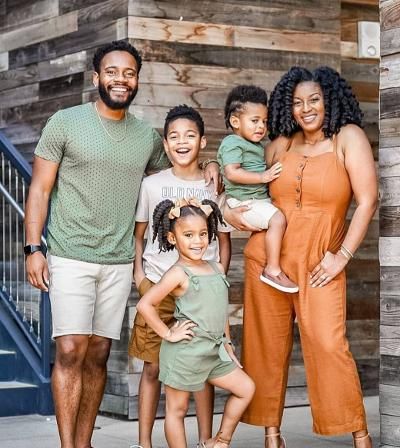 Black Family Photoshoot, Family Holiday Pictures, Spring Family Pictures, Family Photography Outfits, Family Portrait Outfits, Summer Family Pictures, Summer Family Photos, Fall Family Photo Outfits, Family Photoshoot Outfits