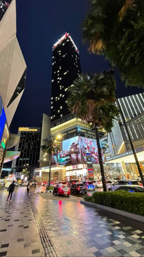 Bukit Bintang Kuala Lumpur Night, Manila Night View, Malaysia Aesthetic, Bukit Bintang Kuala Lumpur, Kuala Lumpur City, Flight Booking, Malaysia Travel, City Pictures, City Vibe