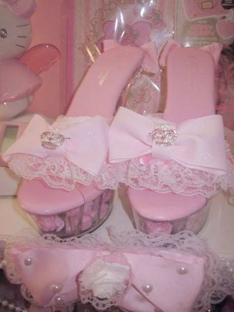 not my pic full creds to owner🎀 Hime Gal, Gyaru Aesthetic, Hime Gyaru, Pretty Pink Princess, Gyaru Fashion, Dress Up Dolls, Pink Girly Things, Girly Shoes, Pink Shoes