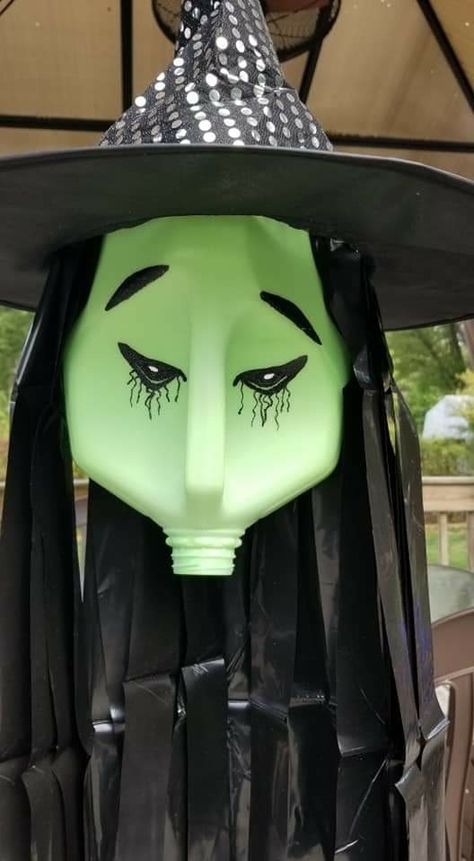 Mandolorian Costume Diy Easy, Milk Jug Witch, Budget Halloween Decorations, Porta Halloween, Scary Halloween Decorations Outdoor, Dekorasi Halloween, Scary Halloween Decorations Diy, Easy Diy Ideas, Halloween Diy Outdoor