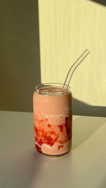 Skin Smoothie, Liqueur Drinks, Gourmet Food Plating, Strawberry Glaze, Acai Smoothie, Bubble Milk Tea, Coconut Smoothie, Refreshing Drinks Recipes, Smoothie Cup