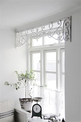 Metal Window Frieze - dresses up the window without blocking the light - via Simply Scandinavian - Jeanne d'Arc Style Casa Country, Casa Vintage, Kitchen Window Treatments, Window Ideas, Window Dressing, Window Dressings, House Windows, White Room, Window Valance