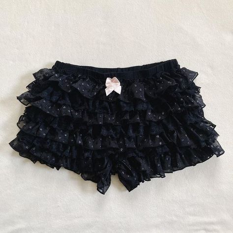 Black And Pink Coquette, Veronica Lodge Outfits, Pink Bloomers, Ruffled Shorts, Bloomer Shorts, Ruffle Bloomers, Glam Outfit, Lace Layers, Bloomers Shorts