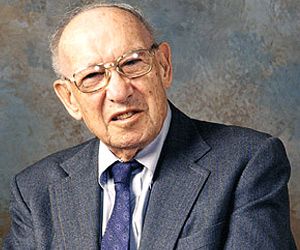 Peter Drucker, the man who established management, was a great writer and management consultant. To know more about his life, read on his brief biography in the lines below. Famous People In History, People In History, Time Management Quotes, Motivational Thoughts In Hindi, Management Consultant, Manager Quotes, Thoughts In Hindi, Inspirational Quotes In Hindi, Gk In Hindi