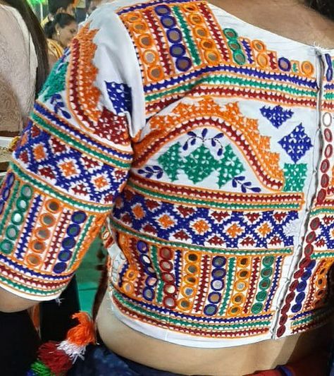 Sada Bharat Work Blouse, Bharat Work Blouse, Sada Bharat Work, Bavaliya Work, Bharat Work, Mirror Blouse Design, Bavariya Work, Kutchi Embroidery, Gamthi Work