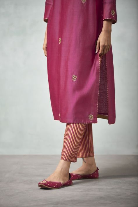 Good Earth Suits, Goodearth Clothing, Good Earth Kurta, Good Earth Clothing, Good Earth, Salwar Designs, Kurta Neck Design, Salwar Kamiz, Cotton Kurti Designs