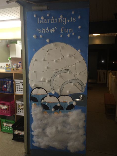 School door decor for Winter . Penguins with snow and igloo . Penguin Classroom Theme, School Christmas Games, Teacher Door Ideas, Teacher Door Decor, Mr Poppers Penguins, Christmas Ideas For Work, Christmas Office Door, Door Decorations For School, Door For Office