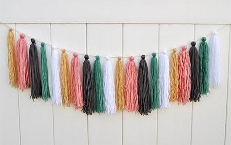 Nomadic Decorator | Tassel Garlands | http://nomadicdecorator.com Tassel Garland Tutorial, Diy Tassel Garland, How To Make Tassels, Diy Tassel, Tassel Garland, Diy Garland, Yarn Diy, Yarn Projects, Crafty Craft