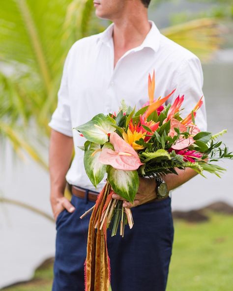 Man With Bouquet Of Flowers, Man Holding Bouquet, Guy Holding Bouquet, Boy Holding Flowers, Man Buying Flowers, Man Buying Flowers Aesthetic, Self Tanner, Lost Girl, Real Man