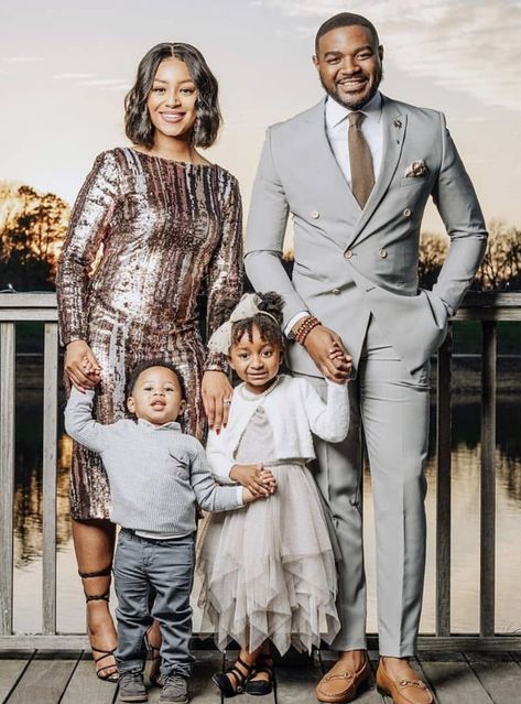 Black And Gold Family Pictures Outfits, Family Christmas Pictures Black People, Christmas Pics Ideas, Christmas Family Pics, Photobooth Poses, Diy Christmas Photoshoot, Christmas Family Pictures, Family Christmas Pictures Outfits, Happy Birthday Queen