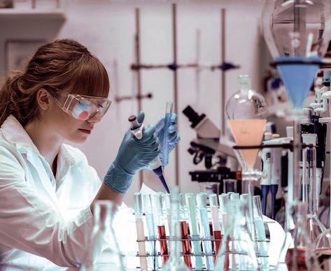 Girl Scientists, Science Girl, Job Inspiration, Medical Student Motivation, Biology Labs, Pharmacy Student, Medical Laboratory Science, Women Scientists, Laboratory Science