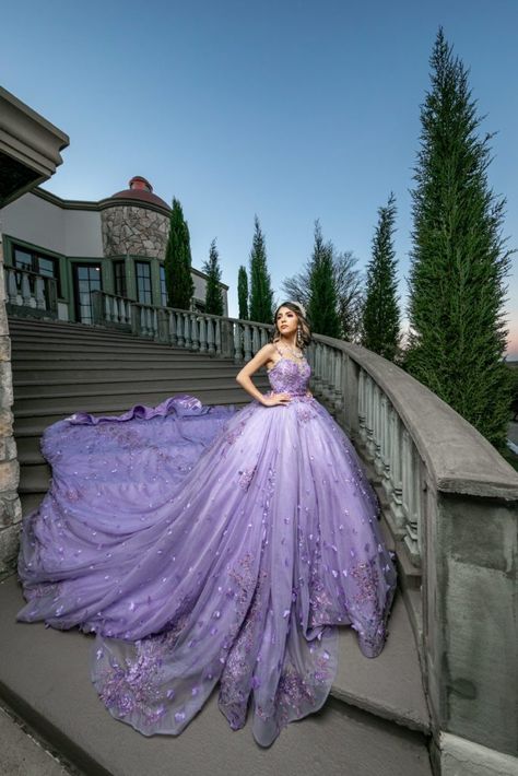 Quinceañera Photoshoot Ideas, Quince Photoshoot Ideas, Lavender Quinceanera Dresses, Lavender Quinceanera, Quince Pictures, Xv Dresses, Purple Quince, Quinceanera Themes Dresses, Quinceanera Photoshoot