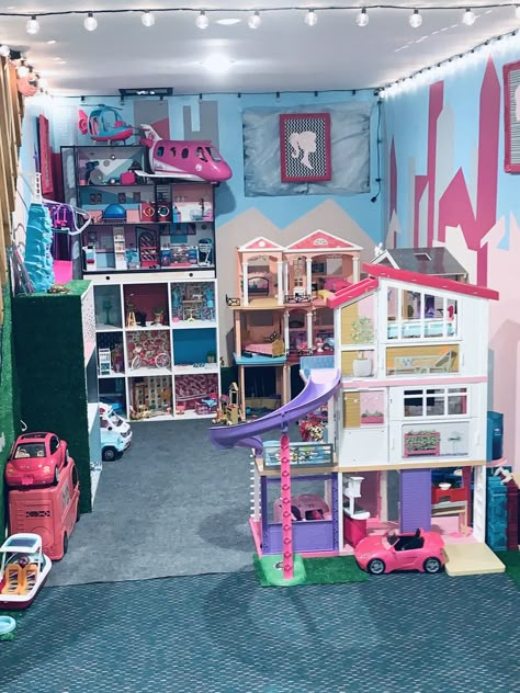 𝒫𝒾𝓃: 𝑔𝑜𝓁𝒹𝓈𝒽𝑜𝓇𝓉𝓎 💌 Barbie Playroom, Barbie Storage, Barbie Organization, Dollhouse Decorating, Diy Barbie House, Barbie Room, Barbie Doll House, Toy House, Game Day Hair