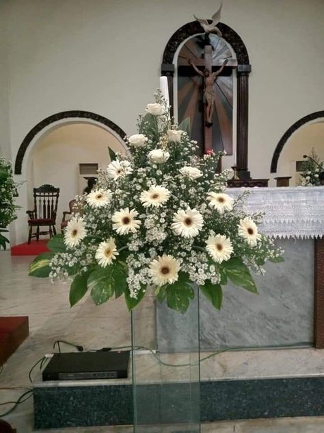 Ikebana fresh flowers arrangements Alter Decorations Church Altars, Church Altar Flower Arrangements, Flowers Arrangements Ideas, Foliage Arrangements, Church Altar Decorations, Church Wedding Flowers, Sunflower Wall Decor, Altar Arrangement, Large Floral Arrangements