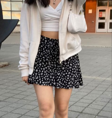 Black Floral Skirt Outfit Aesthetic, Short Floral Skirt Outfit Summer, Floral Mini Skirt Outfit Aesthetic, Black Skirt With Flowers Outfit, Short Floral Skirt Outfit Aesthetic, Black And White Flower Skirt Outfit, Floral Miniskirt Outfits, Black And White Mini Skirt Outfit, Black Floral Mini Skirt Outfit