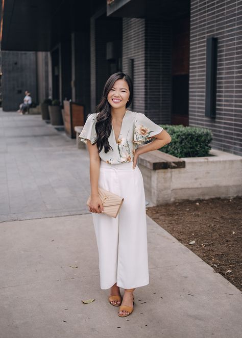 Floral Blouse & White Wide Leg Pants – Skirt The Rules | NYC Style Blogger White Wide Leg Pants Outfit, White Linen Pants Outfit, Dressy Pants Outfits, Styling Wide Leg Pants, French Chic Fashion, Dress Pants Outfits, Linen Pants Outfit, White Pants Outfit, Wide Leg Pants Outfit