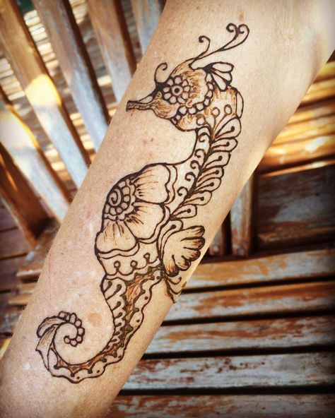 Animal Henna Designs, Henna Animals, Henna Images, Cute Henna Tattoos, Jagua Henna, Henna Inspired Tattoos, Cute Henna, Flower Henna, Skeleton Hand Tattoo