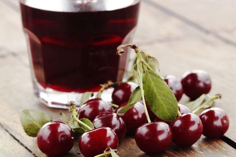 Cherry Juice Benefits, Health Benefits Of Cherries, Natural Remedies For Insomnia, Tart Cherry Juice, Homemade Juice, Cinnamon Tea, Nutrition Articles, Cherry Recipes, Juice Concentrate