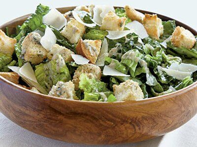 Pesto Caesar Salad Healthy Caesar Salad, Homemade Caesar Salad Dressing, Pasta Side Dishes, Caesar Salad Dressing, Caesar Salad Recipe, Italian Recipes Easy, Pasta Dinners, Idee Pasto Sano, Cooking Light