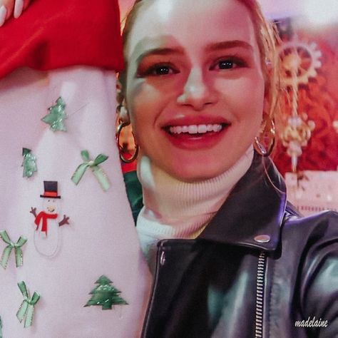 Madelaine Petsch Christmas, Madeline Pestch, Riverdale Wallpapers, Cheryl Style, Riverdale Cast, Cheryl Blossom, Madelaine Petsch, Lili Reinhart, Gal Gadot